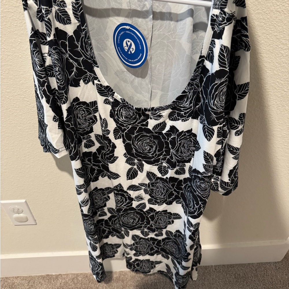 New Floral Black and White Women's Tunic Top Perfect T style size XL